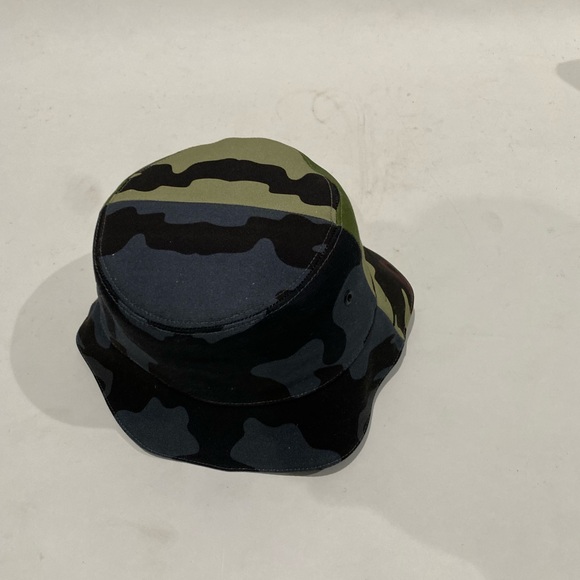Burberry Camo bucket hat - Picture 10 of 10